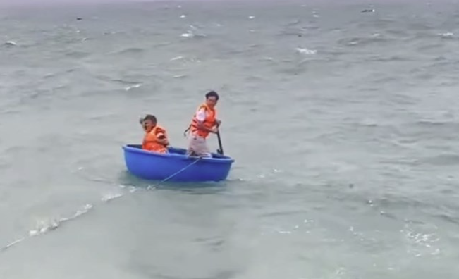 Quảng Ngãi: Tìm thấy 1 nạn nhân sống sót sau 2 ngày mất tích trên biển